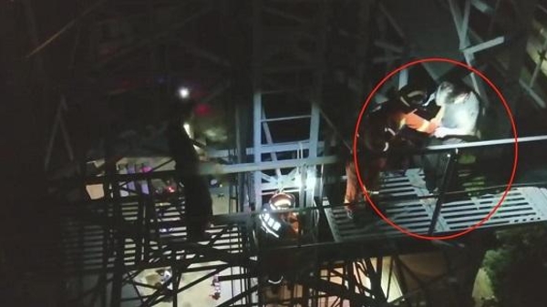初中生负气离家出走竟爬上信号塔“谈心” 消防动用无人机热成像定位到场施救
