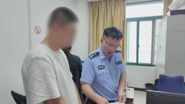 高架路上故意别车  “路怒”司机被罚了