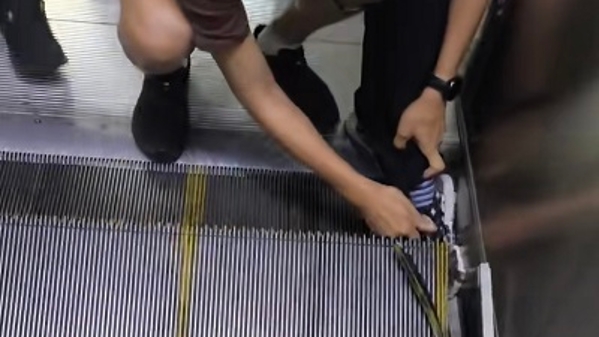 晚高峰男孩不慎将鞋卡入自动扶梯后擦伤 车站采取紧急措施及时送医