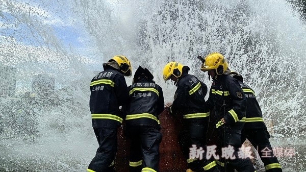 凉州路贵阳路一在建工地消防栓遭卡车撞坏 现场喷出数米高水柱