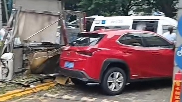 浦东一小区门口惊险一幕：SUV撞移岗亭