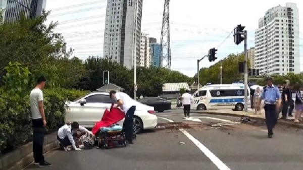 虹梅路宜山路路口一轿车撞上两车 2人受伤送医