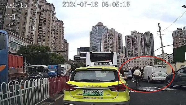 点赞！见骑车人被困车底，两位的哥与热心车主一起“抬车”救人