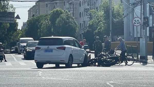 今天上午杨新路长清路路口轿车与摩托车相撞 幸无人员伤亡