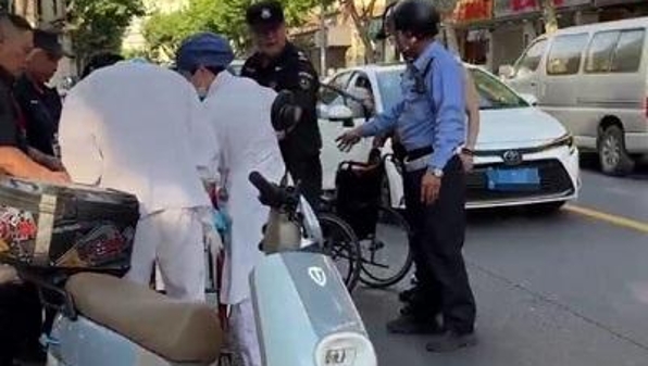 中华新路上机动车撞倒轮椅车，老人摔伤 民警和医护人员及时送医