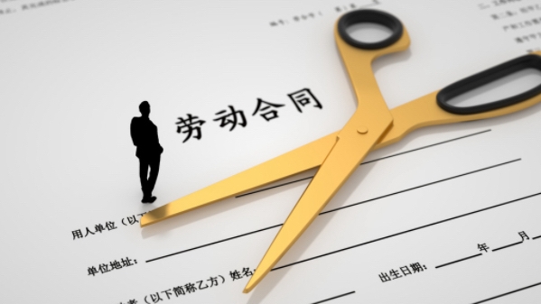 未婚妻因早产住院，男子微信请假回老家竟被辞退