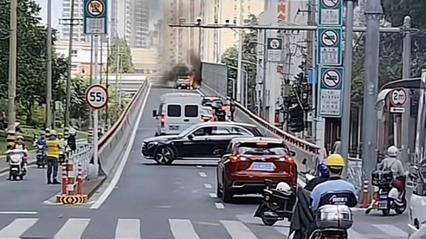 今天下午杨浦大桥：一辆新能源轿车起火燃烧