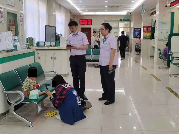 男孩不慎将大腿卡入银行座椅 网点消防展开救援_上海滩_新民网