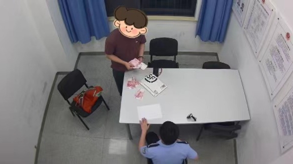 家门口惊现两万元现金，民警助力“上海好邻居”找到宿醉失主