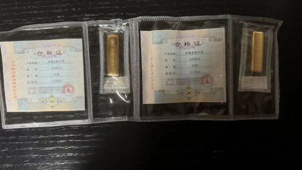 为博取信任忽悠老人“买黄金”，冒牌“民警”竟寄来新手机？