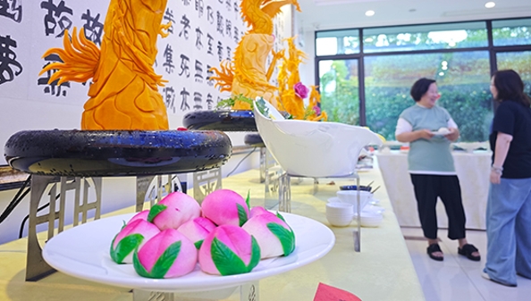 龙华禅食亮出180余道素食大“烩”，色香味俱全令品尝者欲罢不能