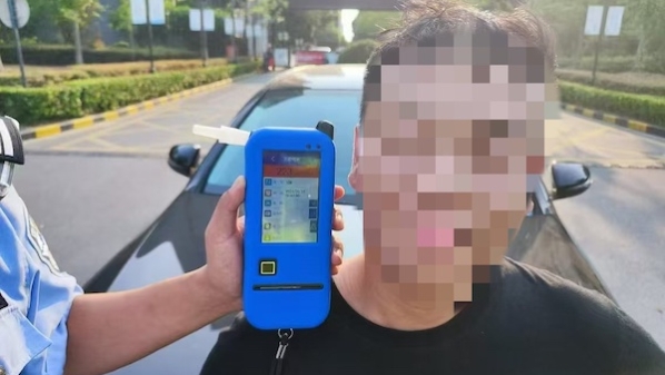 男子举报醉驾反被抓 原来司机竟是他自己