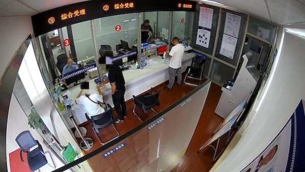 驾驶证分数告急！请亲戚“代扣分”？ 二人双双被罚！