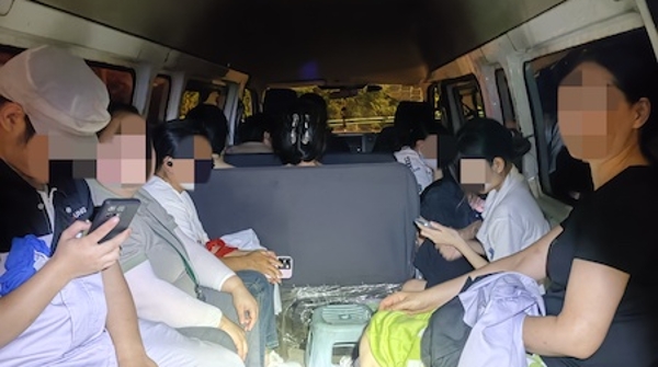 座位不够小凳来凑 核载6人面包车竟塞进13人