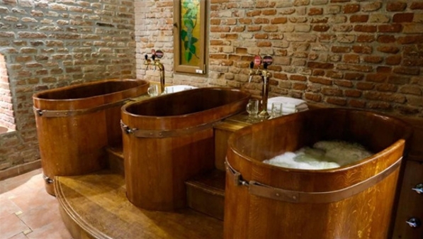 “边泡边喝” 捷克流行啤酒水疗