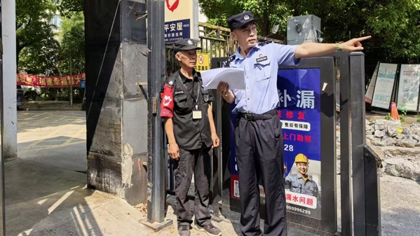 宝山警方150余个“校警社护校队”提前返校迎开学