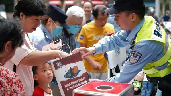 黄浦网红菜场换新装，警企携手打造反诈新地标