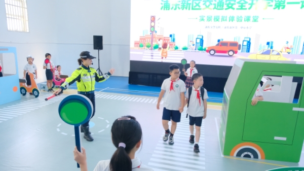 将路口“搬”到学校里？浦东交警让学生们体验 “身临其境”
