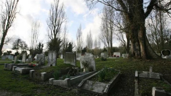 棺材会发光、博彩店办葬礼……英国丧葬文化呈现新趋势