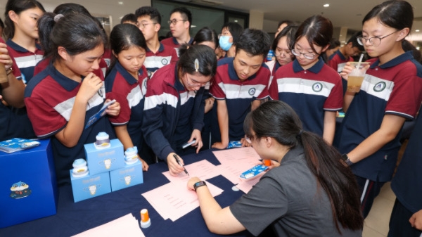 大法官进校园，让学生们与法同行