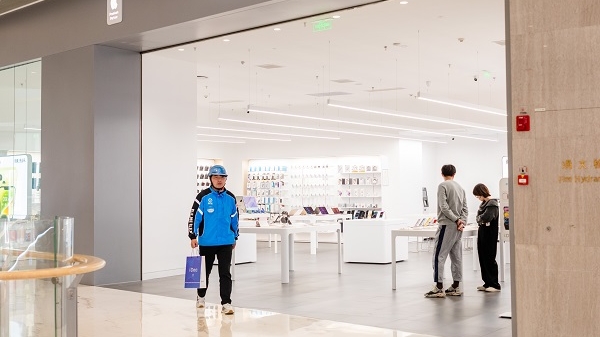 iPhone 16首发饿了么同步预售，即时零售加速数码新品发布“所见即所得”