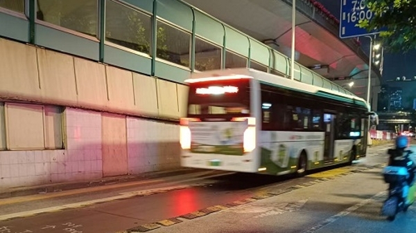 噪声值最高超90分贝！这段市中心道路铺上“钢板阵”日夜持续扰民