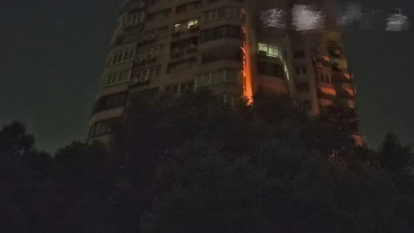 深夜阳台无故起火 竟是一颗烟头惹的祸