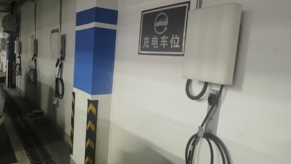 充电难！充电贵！新建小区充电车位闲置2年多不让用