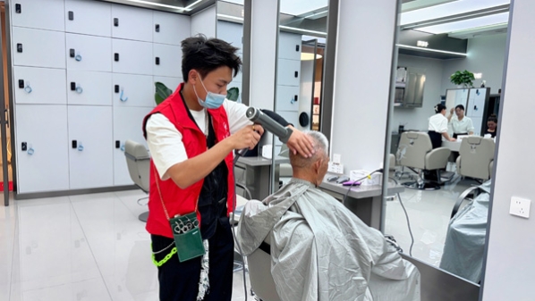 免费为老人理发，这个Tony老师的公益善举一做就是7年