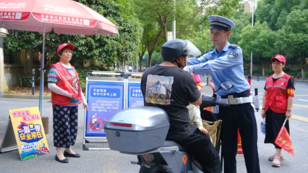 在46个小区推出“爱心头盔”公益共享，浦东警方守护出行安全
