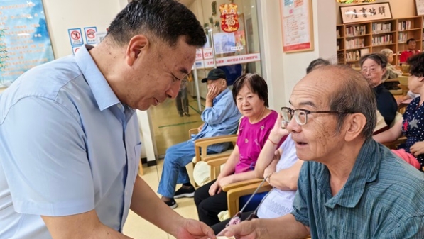 虹口江湾镇街道“彩虹”月饼送孤老