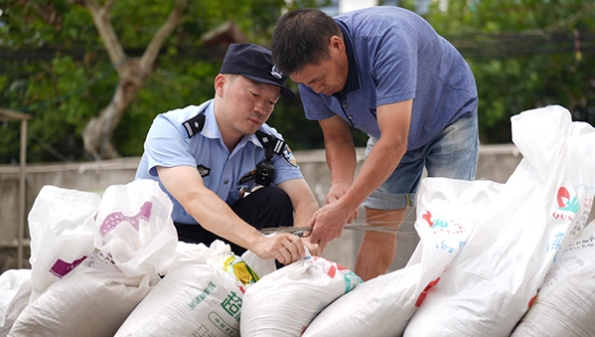 应对台风“贝碧嘉”，杨浦警方坚守一线