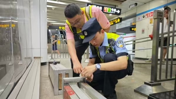 上海公安民警全员上岗 逆风前行，迎战台风“贝碧嘉”