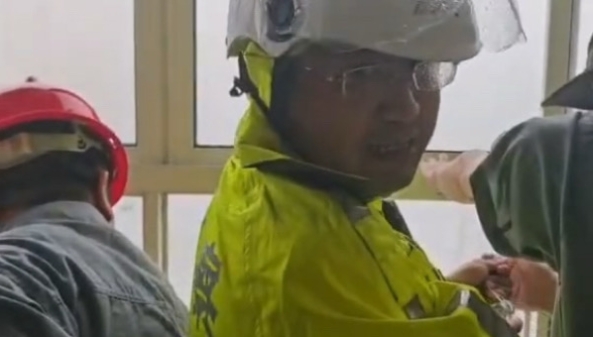 阳台窗户被台风吹落！警方迅速处置避免险情