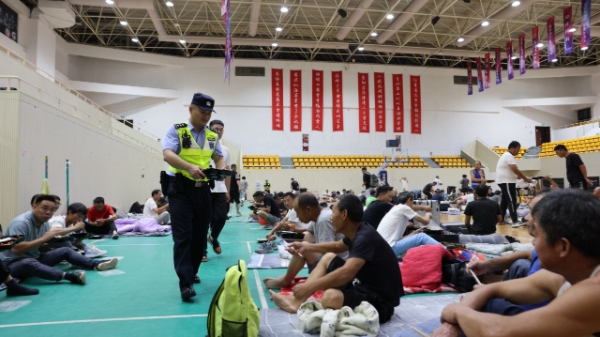 尽量减少外出！台风“贝碧嘉”来袭，浦东警方严阵以待