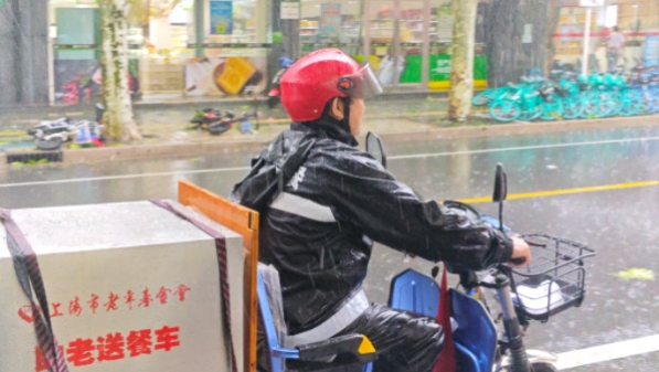 台风中为老送餐服务风雨无阻，因为有他们……