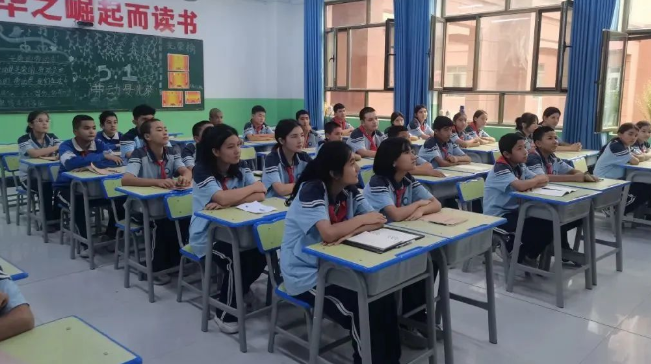 共筑阅读同心圆，浸润书香共成长——读红色经典 做信仰传人之沪喀两地文化交流活动走进泽普
