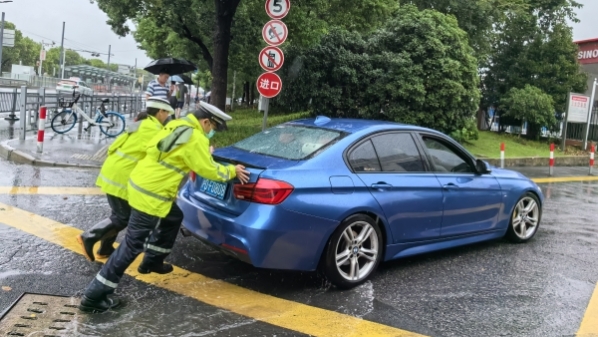 狂风暴雨中，他们顶风冒雨就为了……