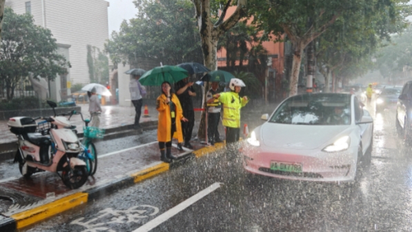 “普拉桑”带来强降雨，市区交通通行压力骤增！静安警方多措并举开展防汛工作