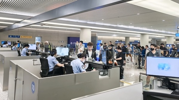 受台风“普拉桑”影响 上海虹桥边检多措并举应对深夜4架次航班备降