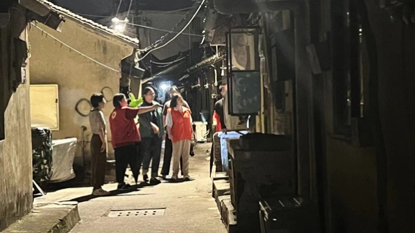 深夜10点挨家挨户作动员 只为居民平安