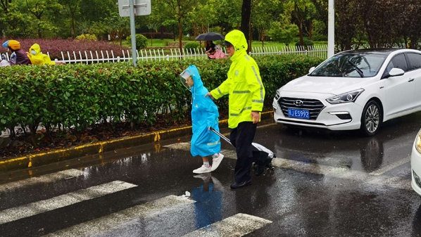 台风二次登陆 暴雨席卷 宝山警方提前上岗护航市民出行