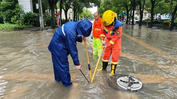 台风“普拉桑”来袭，上海市消防救援总队特勤支队紧急排涝