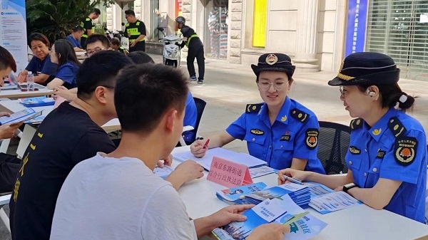 南东城管普法进商圈，人民城市人民管，管好城市为人民