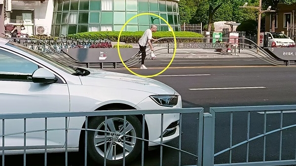 松江横港公路：行人翻越马路中央隔离栏为啥不绝？