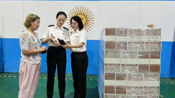 洋山特殊综合保税区内首批张贴“便利化标签”进口葡萄酒顺利通关