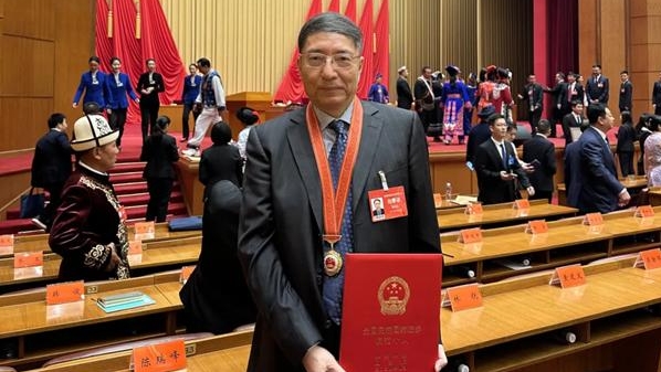 弘扬中医药文化，团结民族传统医药专家，华山医院董竞成被评为全国民族团结进步模范个人