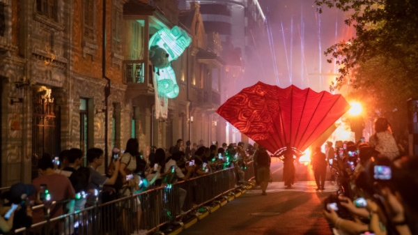 三星堆文物走上街头，静安开启“光影奇妙夜”