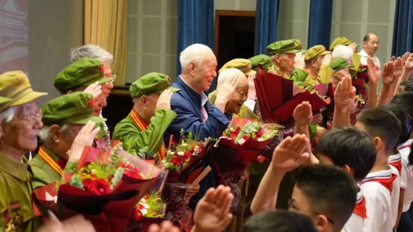 百将庆祝中华人民共和国成立75周年——《我爱你中国》歌唱祖国红色经典歌曲视频音乐会举行