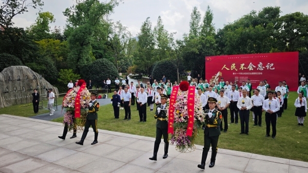 群众祭扫传承英烈精神 “人民不会忘记”道出市民心声